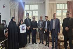 دیدار مدیرکل بنیاد خراسان رضوی با خانواده شهدای جنگ رمضان زبرخان